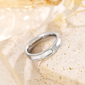 Anillo minimalista de acero inoxidable plateado con dos filas de circonitas brillantes