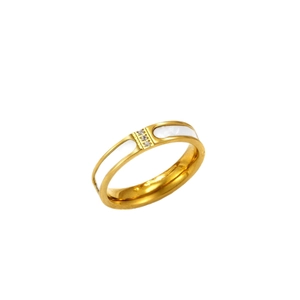 Anillo de acero inoxidable chapado en oro rosa de 18K con nácar blanco y tres circonitas