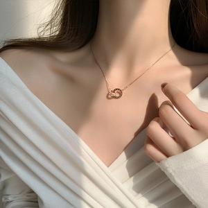 Collier avec pendentif à double anneau en or rose avec chiffres romains et cristaux