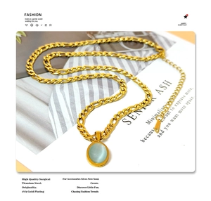 Détail d'un collier en acier titane plaqué or 18 carats avec pendentif en pierre menthe