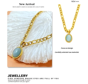 Vue détaillée de la chaîne Figaro en or 18K avec pendentif ovale en pierre naturelle bleue