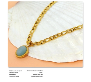 Vue détaillée de la chaîne figaro plaquée or 18 carats et pendentif en pierre vert menthe