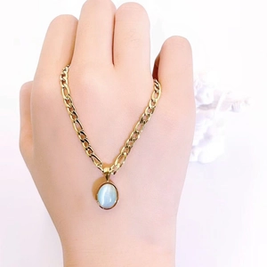 Collier en acier titane doré avec pendentif pierre vert menthe et chaîne Figaro