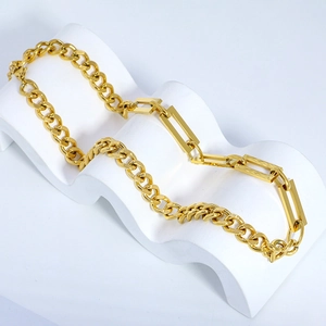 Goldene grobe Panzerkette mit rechteckigen gebürsteten Gliedern im Hip-Hop-Stil