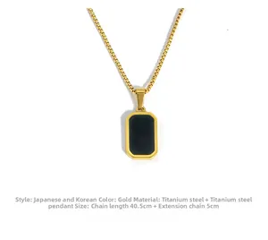 Détail du collier chaîne boîte en acier titane doré avec extension de 5 cm