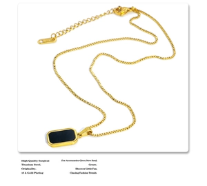 Détail du collier en acier titane doré avec pendentif noir rectangulaire et placage or 18k