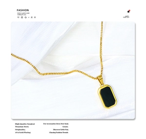 Détail du collier en acier titane plaqué or 18 carats avec pendentif rectangulaire noir
