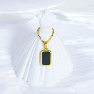 Collier géométrique en acier titane doré avec pendentif rectangulaire noir
