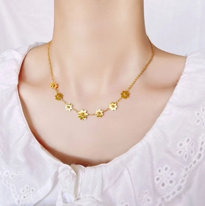 Daisy Flower Pendant Necklace Titanium Steel 18K Gold Plated Tarnish Resistant Small Daisy Clavicle Chain For Women