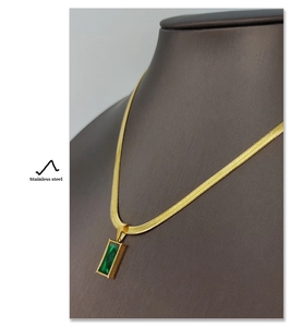 Dettaglio della collana a catena serpente dorata con ciondolo rettangolo in zircone
