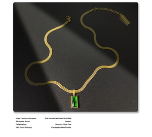 Dettaglio catena a serpente in acciaio titanio placcato oro 18k con zircone smeraldo