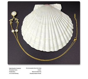 Dettaglio della collana corna di cervo in acciaio al titanio placcato oro 18 carati con perle