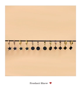 Detailansicht geometrischer Creolen in Gold und Roségold mit schwarzer Emaille