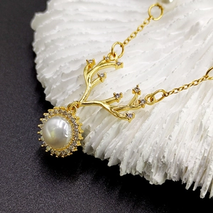 Elegante collana con corna di renna dorate con grande perla e accenti di zircone
