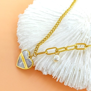 Collier à pendentif cœur doré avec perles et gravure I Love You sur une chaîne à maillons