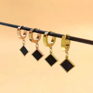 Minimalistische schwarze Titanstahl-Ohrringe in Silber Gold und Roségold Ausführungen