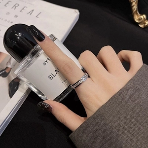 Detail van een zilveren eeuwigheidsring met pavé diamanten gedragen aan de vinger voor luxe stijl