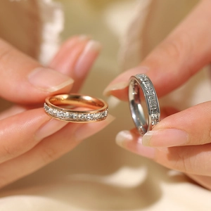 Detailopname van roségouden en zilveren eternity ringen met glanzende pavé kristallen