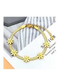 Détail du bracelet chaîne plate à marguerites dorées avec fermoir mousqueton réglable