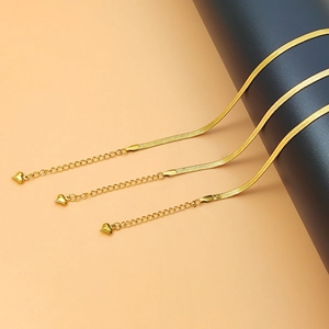 Élégante chaîne serpent en or 18 carats avec pendentif cœur sur présentoir minimaliste