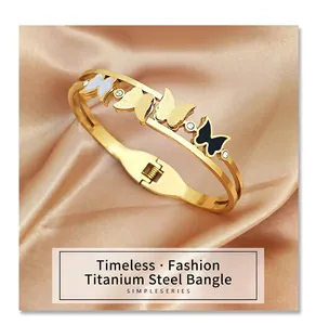 Détail d'un bracelet papillon doré avec incrustations de nacre blanche et émail noir élégant