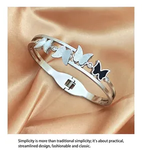 Détail du bracelet papillon avec nacre et strass sur un tissu en satin luxueux