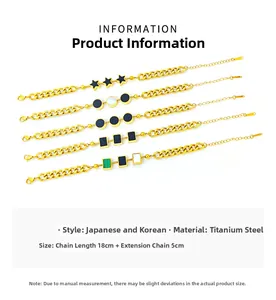 Detailansicht der quadratischen Stern-Muschel-Anhänger an goldenen Edelstahl-Armbändern