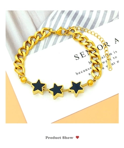 Detailansicht der goldenen Gliederkette mit drei schwarzen Sternanhängern und S.STEEL-Tag
