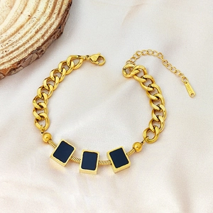 Minimalistisches goldenes Edelstahl-Armband mit schwarzen rechteckigen Anhängern