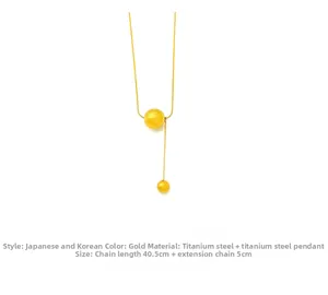 Detail van de goudkleurige titanium stalen ketting met bollen en verlengstukje