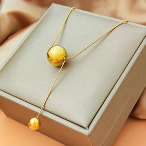 Elegante gouden titanium stalen ketting met gepolijste bolhanger en lange kwastjes details