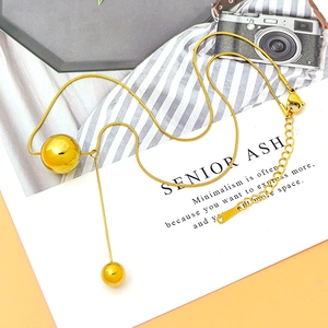 Minimalistische Y-vormige gouden slangenketting met twee gepolijste metalen bolhangers