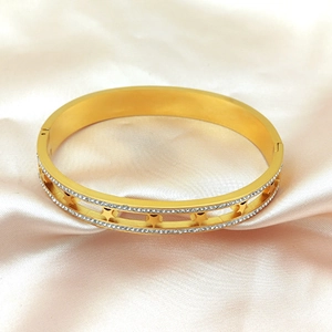 Bracelet jonc doré à étoiles évidées et doubles rangées de cristaux sur satin rose