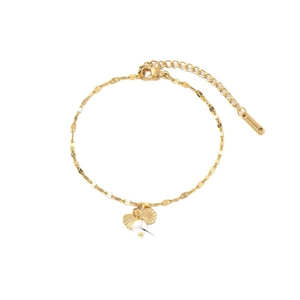 Bracelet minimaliste en acier doré avec perle d'eau douce et breloques coquillages