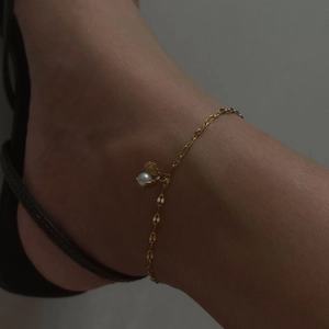 Bracelet de cheville doré minimaliste avec pendentif coquillage et perle pour femme