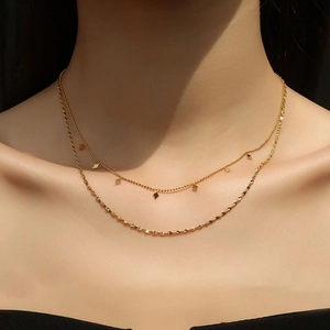 Collier double couche en acier titane plaqué or 18k avec breloques losanges sur mannequin
