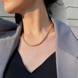 Grosse chaîne torsadée dorée pour femme au design minimaliste poli et élégant