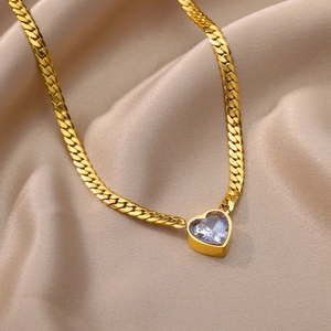 Collar de cadena cubana dorada con colgante de corazón de circón lavanda en seda