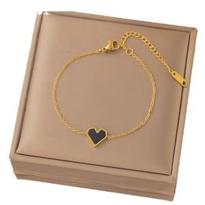 Minimalistische Goldkette aus Edelstahl mit schwarzem Herzanhänger in einer Box