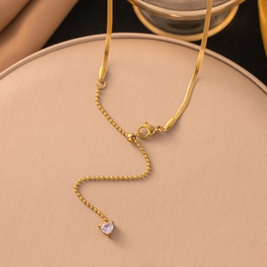 Collier doré en chaîne mixte avec maille serpent plate et pendentif cœur cristal