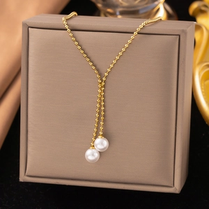 Élégant collier à billes dorées avec deux pendentifs en perles blanches en forme de Y
