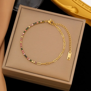 Goldenes Edelstahl-Schmetterlingsarmband mit bunten Zirkonia und ovalen Kettengliedern