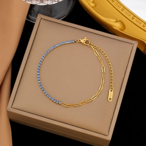 Edelstahlarmband in Gold mit blauen Strasssteinen und moderner Büroklammer-Kette