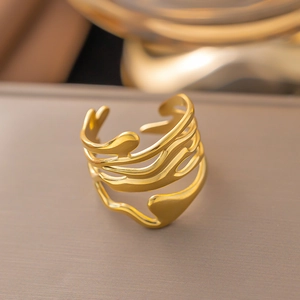 Unregelmäßiger goldener Wellenring aus 304 Edelstahl mit gebürsteter Metalloberfläche