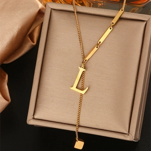 Gouden titanium stalen Y-ketting met letter L hanger en kubusvormige kwastjes