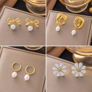 Orecchini alla Moda in Acciaio al Titanio da Donna Placcati in Oro Eleganti Orecchini a Bottone con Perla Artificial Margherita Cuore