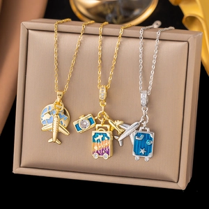 Collier en Acier Inoxydable Thème Voyage pour Femmes Pendentif Avion Globe Appareil Photo Valise Strass Émail Or Argent Bijoux Cadeau