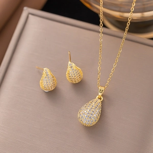 Einfaches Titanstahl Gold Wassertropfen Schmuckset Strass Anhänger Halskette Und Ohrstecker Für Damen Pendeln Mode Accessoire