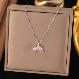 Makroaufnahme der silbernen Kette mit rosa Marquise-Stein und Zirkonia-Fischschwanz-Anhänger