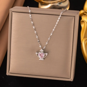 Nahaufnahme der Silberhalskette mit rosa herzförmigem Kristall in einer Kronenfassung